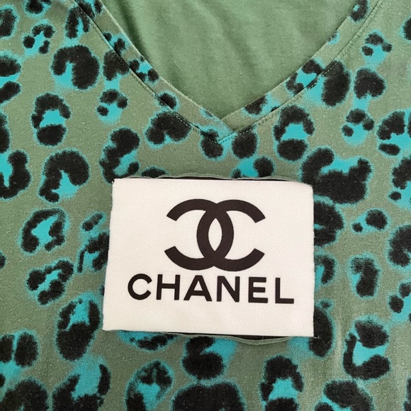 *SOLD* EUC AVA & VIV Animal Print Designer Logo V-Neck Cap-Sleeve Summer Top - Picture 2 of 3